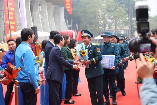 Tân binh quận Hoàn Kiếm nô nức lên đường nhập ngũ