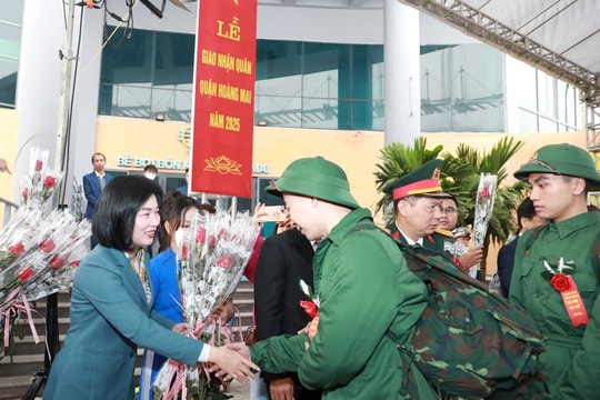 Tân binh quận Hoàng Mai háo hức lên đường nhập ngũ