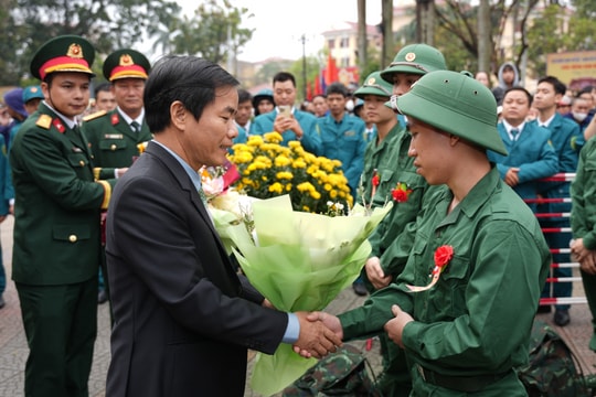 Hơn 1.500 thanh niên thành phố Huế lên đường nhập ngũ