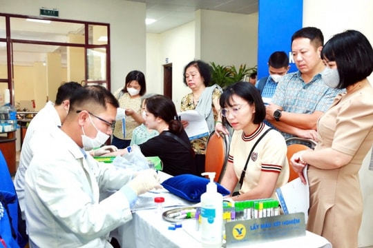 Tặng quà 1.000 nữ đoàn viên có hoàn cảnh khó khăn dịp 8/3