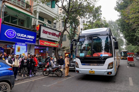 Xử lý tình trạng xe khách hoạt động trên phố cổ Hà Nội gây ùn tắc giao thông