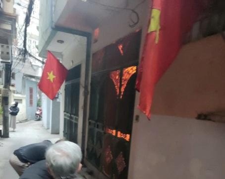 Kịp thời cứu cụ già trong đám cháy do chập bếp từ