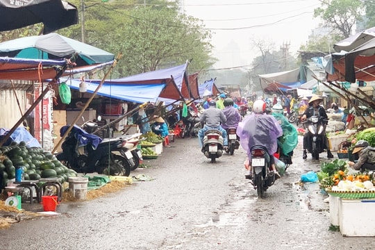 Chợ tạm, chợ "cóc" trên đường Hồng Hà (đoạn qua quận Hoàn Kiếm): Bao giờ xử lý dứt điểm?