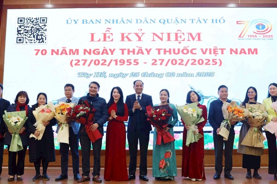 Quận Tây Hồ khen thưởng 31 tập thể, cá nhân có thành tích trong công tác y tế