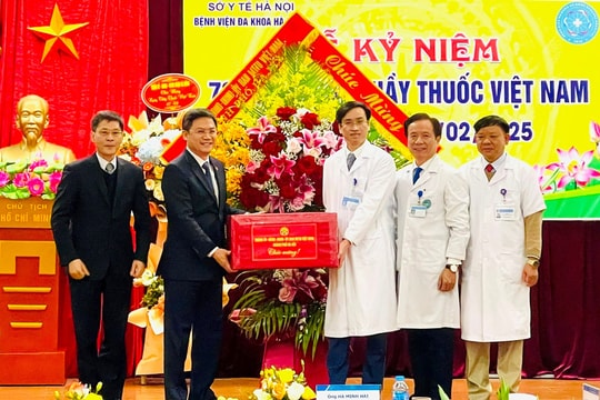 Trưởng ban Tổ chức Thành ủy Hà Nội Hà Minh Hải chúc mừng các y, bác sĩ