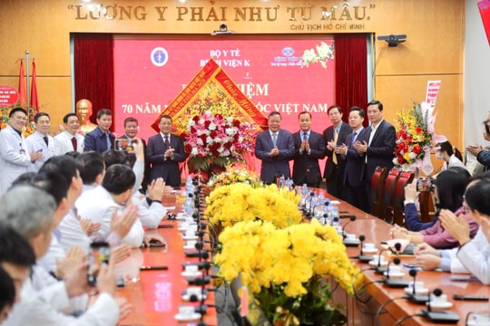 Phó Bí thư Thường trực Thành ủy Hà Nội Nguyễn Văn Phong thăm, chúc mừng Bệnh viện K