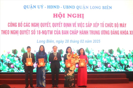 Quận Long Biên công bố các nghị quyết, quyết định về sắp xếp tổ chức bộ máy