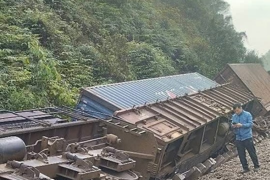 Va chạm với xe tải, tàu hàng trật bánh tại Hà Tĩnh, hành khách sẽ phải trung chuyển