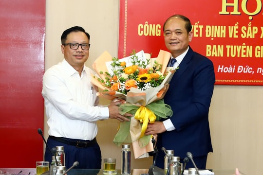 Hoài Đức công bố các quyết định về sắp xếp tổ chức bộ máy và công tác cán bộ Ban Tuyên giáo và Dân vận Huyện ủy