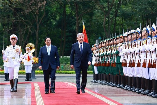 Thủ tướng Phạm Minh Chính chủ trì Lễ đón Thủ tướng Cộng hòa Kyrgyzstan thăm chính thức Việt Nam