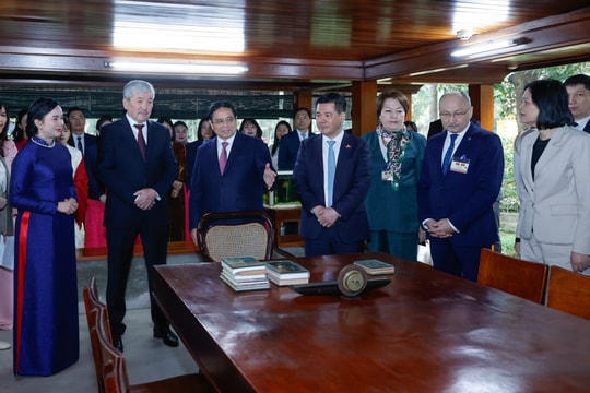 Hai Thủ tướng Việt Nam, Kyrgyzstan thăm Nhà sàn Bác Hồ, thưởng thức cà phê Việt Nam