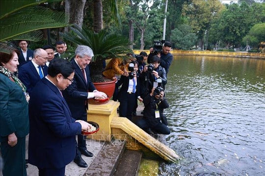 Thủ tướng Phạm Minh Chính và Thủ tướng Kyrgyzstan Adylbek Kasymaliev thăm Khu di tích Chủ tịch Hồ Chí Minh