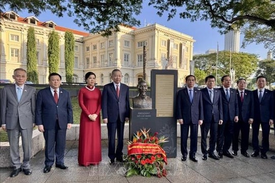 Tổng Bí thư Tô Lâm dâng hoa tưởng niệm Chủ tịch Hồ Chí Minh ở Bảo tàng Văn minh châu Á, Singapore