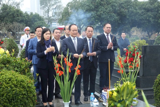 Đoàn đại biểu thành phố Hà Nội dâng hương tại Nghĩa trang Mai Dịch