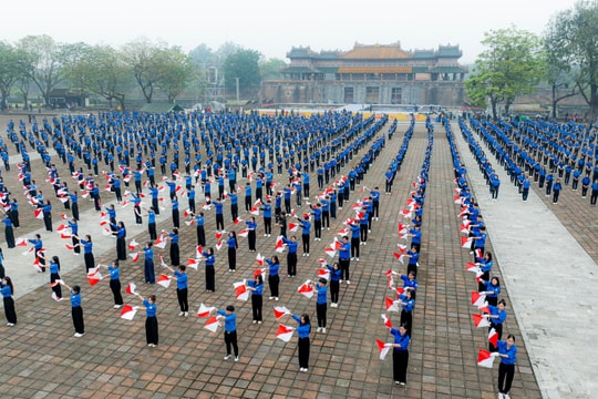 1.000 thanh niên thành phố Huế đồng diễn "Vũ khúc thanh niên"