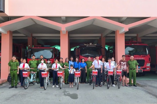 Công an Bình Dương: Trao tặng xe đạp cho học sinh nghèo vượt khó