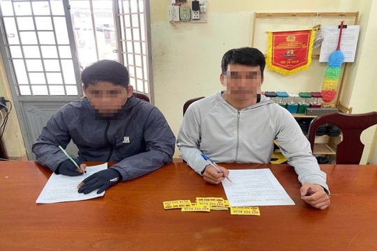Xử phạt hai thanh niên rải tờ rơi quảng cáo tín dụng đen