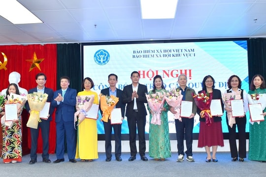 BHXH Khu vực I trao Quyết định nghỉ hưu cho 12 viên chức quản lý