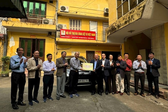 Tiếp nhận xe vận chuyển hài cốt liệt sĩ