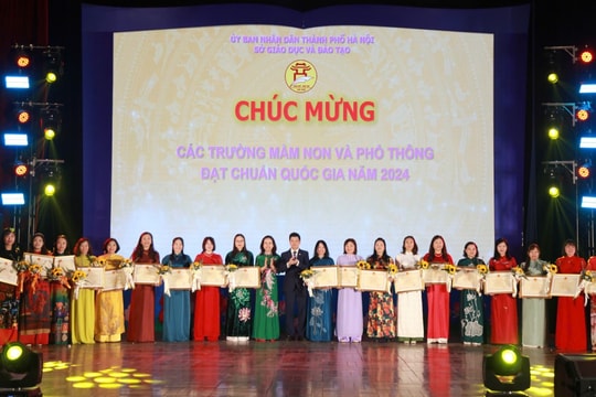 Hà Nội trao bằng chứng nhận 412 trường đạt chuẩn quốc gia