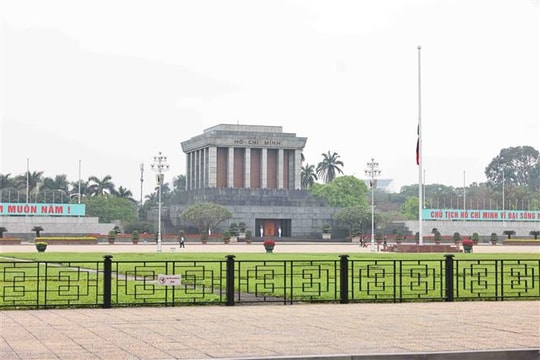 Treo cờ rủ Quốc tang đồng chí Khamtay Siphandone