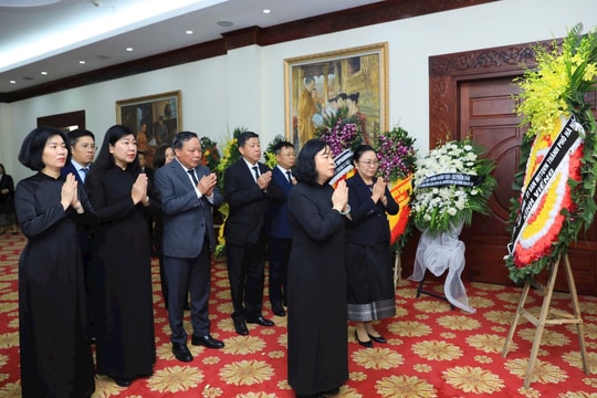 Bí thư Thành ủy Hà Nội Bùi Thị Minh Hoài viếng đồng chí Khamtay Siphandone