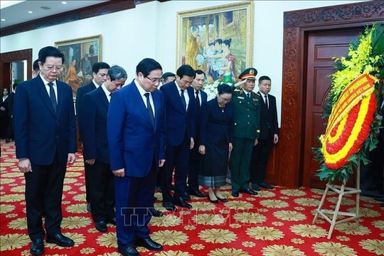 Thủ tướng Phạm Minh Chính viếng đồng chí Khamtay Siphandone