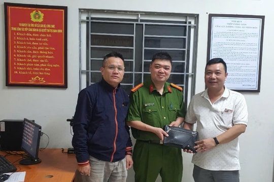 Công an phường Hoàng Liệt trao trả ví có 103 triệu đồng cho công dân