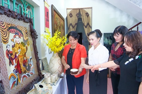 Phát triển thương mại gắn với bảo tồn văn hóa
