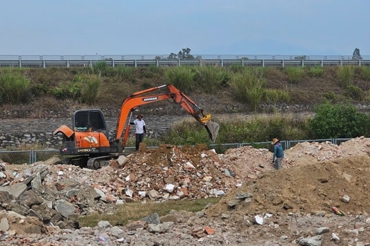 Doanh nghiệp ồ ạt tuồn chất thải vào vùng giáp ranh Quảng Nam
