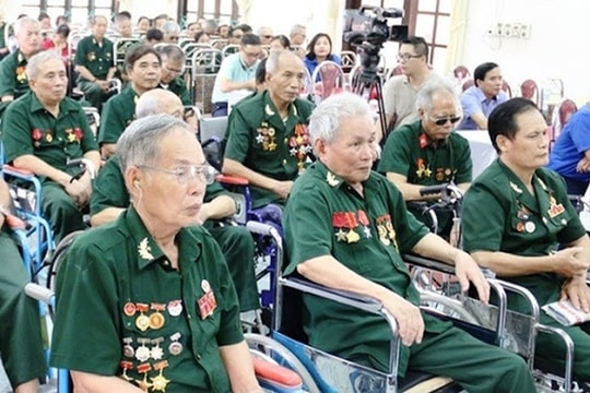 Trình Chủ tịch nước tặng quà cho người có công dịp lễ 30/4 và Quốc khánh 2/9