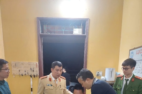 Trạm CSGT Cầu Nghìn (Thái Bình) Khống chế đối tượng sử dụng giấy tờ giả, tàng trữ đạn, pháo