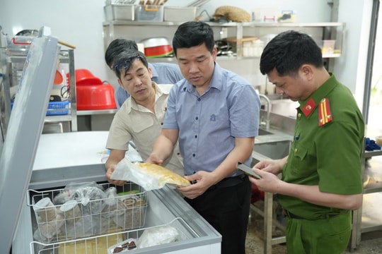 Quận Tây Hồ Kiểm tra phát hiện thực phẩm hết hạn tại cơ sở Bếp Lang Liêu