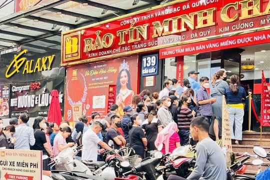 Giá vàng tăng vọt, xếp hàng dài cả tiếng đồng hồ mới mua được 1 - 2 chỉ vàng nhẫn