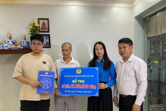 Công đoàn ngành Xây dựng Hà Nội trao hỗ trợ gia đình công nhân môi trường qua đời do tai nạn