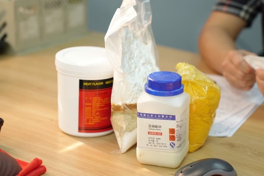 Phát hiện nhiều phụ gia "tử thần" Sodium nitrite tại kho Công ty LifeFood