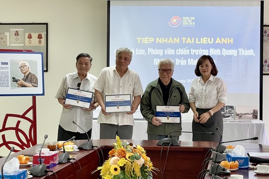 Xúc động thời khắc trao tặng những tấm ảnh lịch sử ngày 30/4 của các nhà báo chiến trường