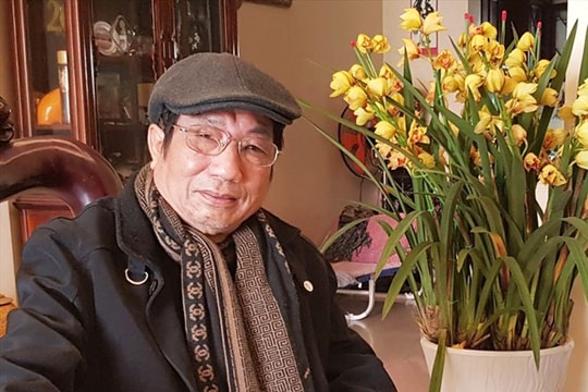 Chỉ dòng sông cuồn cuộn nỗi đầy vơi...