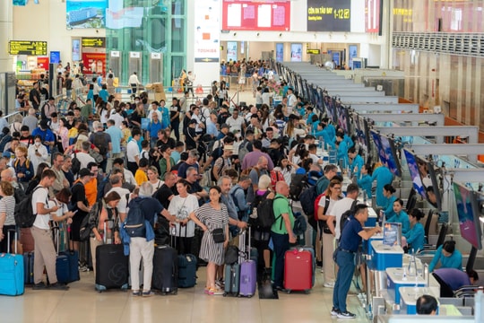 Khách qua đường hàng không tăng mạnh trong 2 ngày đầu nghỉ lễ