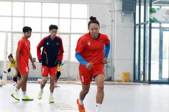 Tuyển futsal nữ Việt Nam tập buổi đầu tiên trên đất Trung Quốc