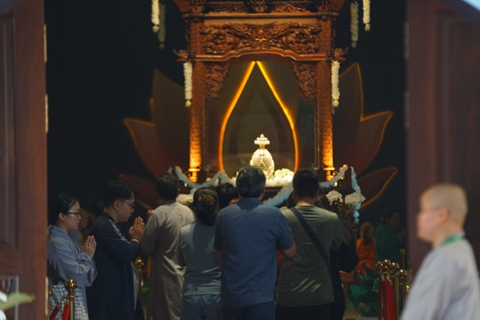TP Hồ Chí Minh: Đông đảo tăng ni, phật tử chiêm bái Xá lợi Đức Phật