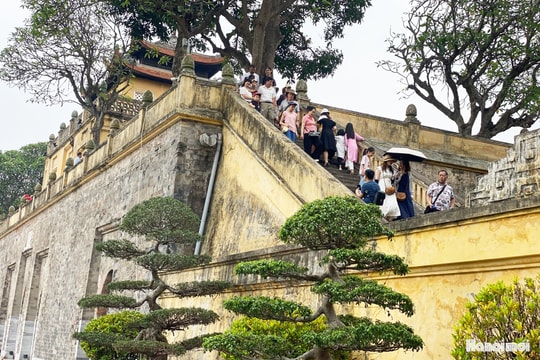 Không khí sôi động tại Hoàng thành Thăng Long dịp nghỉ lễ