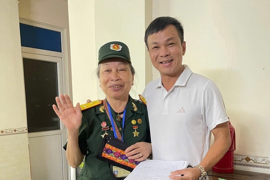 Tổ tàu SE4 trao trả tài sản cho thương binh bỏ quên trên tàu