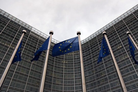Chiến lược "hai mũi nhọn" của EU đối phó với thuế quan của Tổng thống Trump