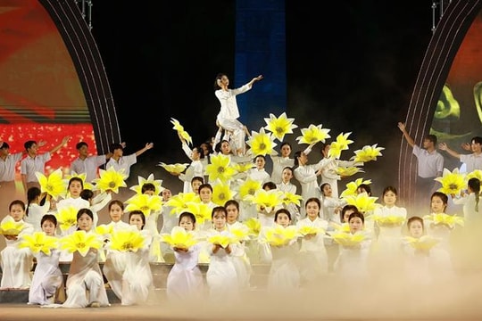 Thủ tướng Chính phủ Phạm Minh Chính dự chương trình "Côn Đảo - Hùng ca ý chí Việt Nam"
