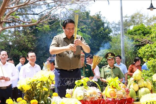 Thủ tướng Phạm Minh Chính dâng hương tri ân các Anh hùng liệt sĩ và thăm cựu tù tại Côn Đảo