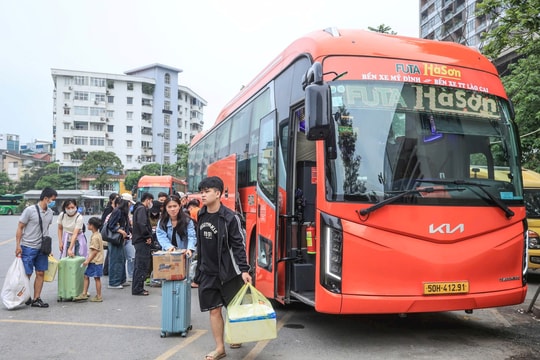 Người dân nườm nượp trở lại Hà Nội sau kỳ nghỉ lễ 30-4, 1-5