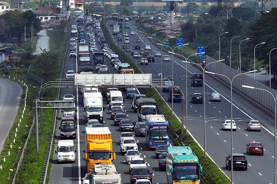 Nhiều người dân trở về Hà Nội sớm, cửa ngõ Thủ đô ùn ứ