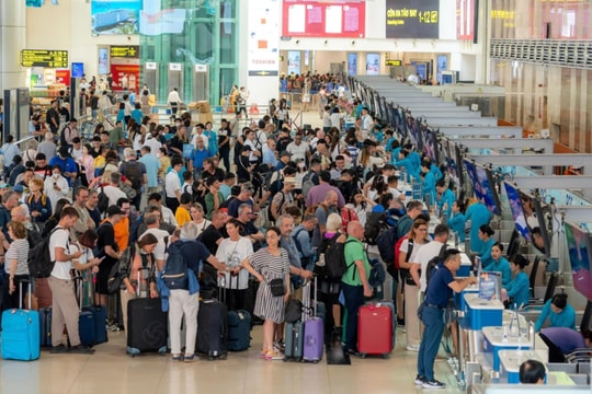 Sân bay Nội Bài và Tân Sơn Nhất đón hơn 219.000 khách ngày cuối nghỉ lễ