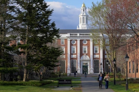 Bộ Giáo dục Mỹ tạm dừng tài trợ 8 tỷ USD cho Đại học Harvard